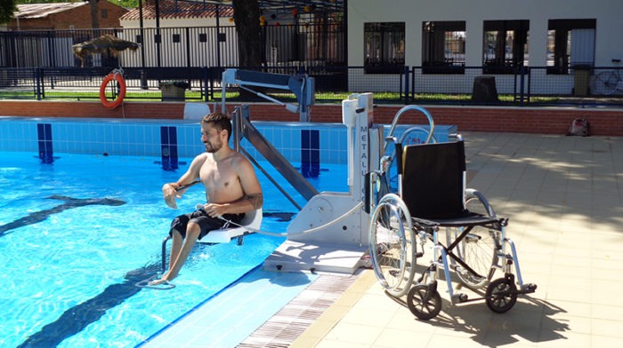 Elevador-de-bateria-fijo-desmontable-para-piscina-3_METALU-600-700x392