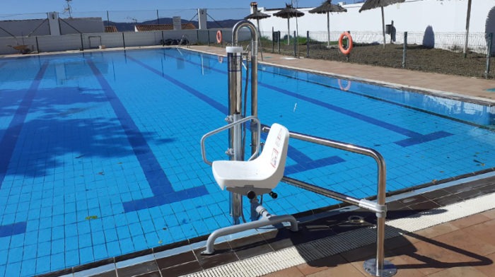 Elevador-hidraulico-fijo-desmontable-para-piscina-5_METALU-B-2-1-700x392-1
