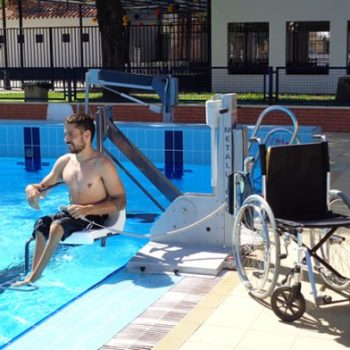 Elevador-de-bateria-fijo-desmontable-para-piscina-3_METALU-600-700x392