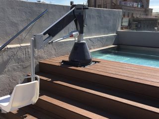 Elevador-de-bateria-para-piscina-2